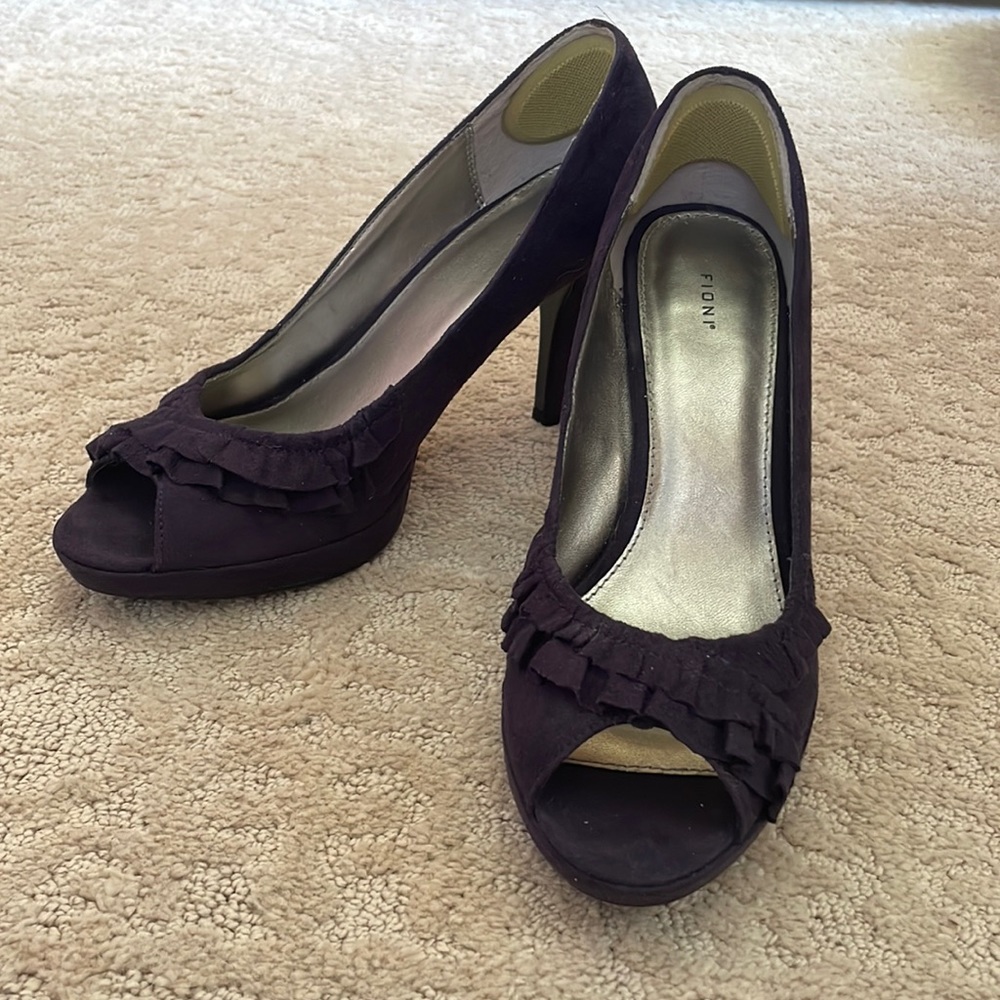 Fioni purple suede sz 9 peep-toe pump in excellent condition.